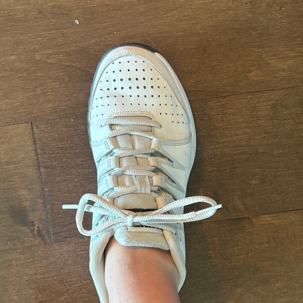 NIKE TENNIS SHOES